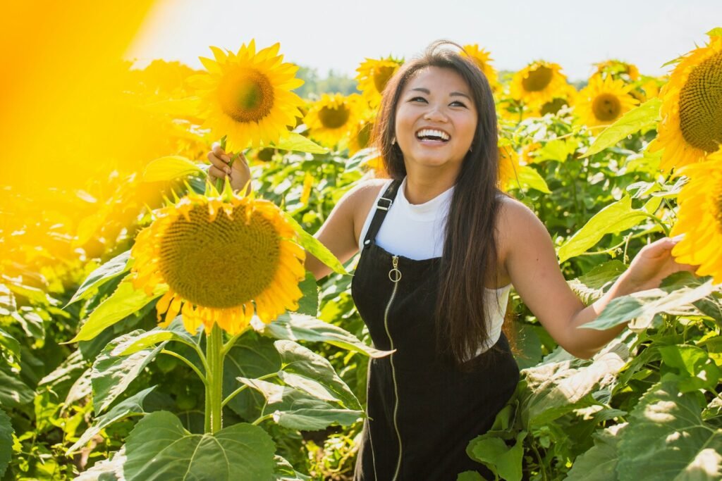 químicos de la felicidad, woman surrounded with sunflowers at daytime