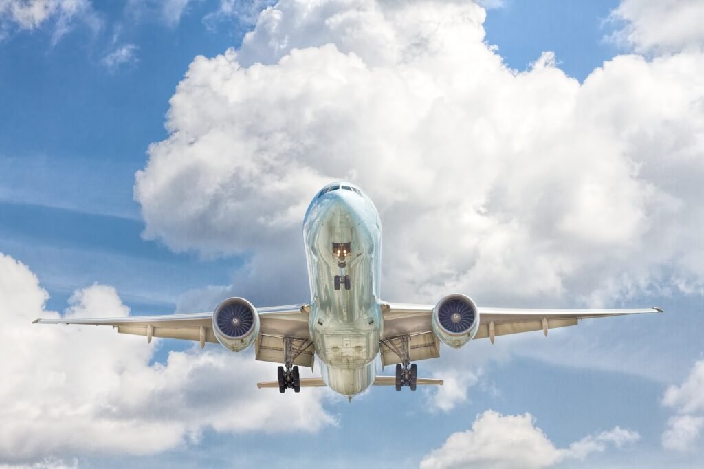 lo que no se debe hacer en una crisis de comunicación, gray and white airplane on flight near clear blue sky