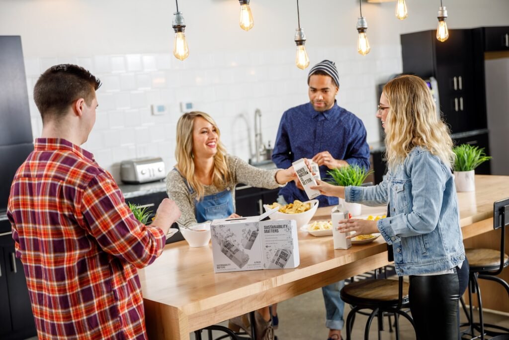 Qué son los leads, A group of people share Boxed Waters over a kitchen table