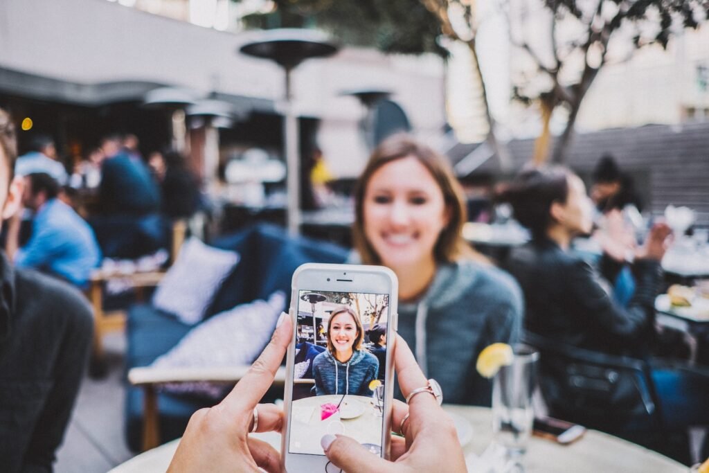 marca digital de una persona, person taking photo of woman