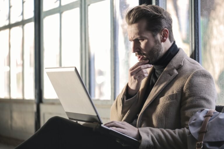 marca digital de una persona, man holding his chin facing laptop computer