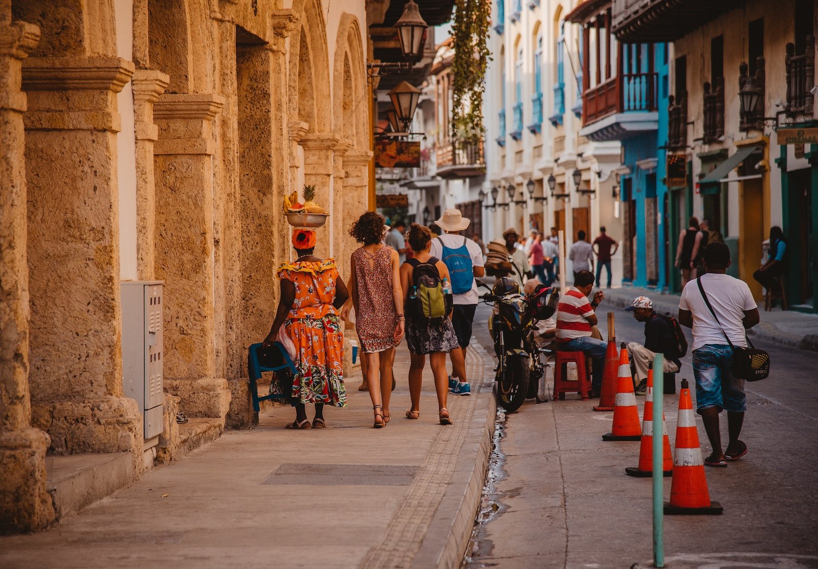 people walking on pavement, Acercarse a las comunidades y comunicar de manera efectiva