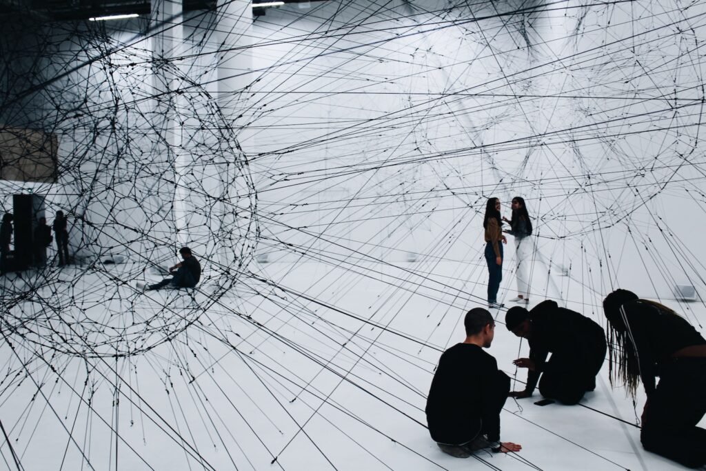 group of people sitting on floor, Herramientas para difundir tu estrategia de comunicación