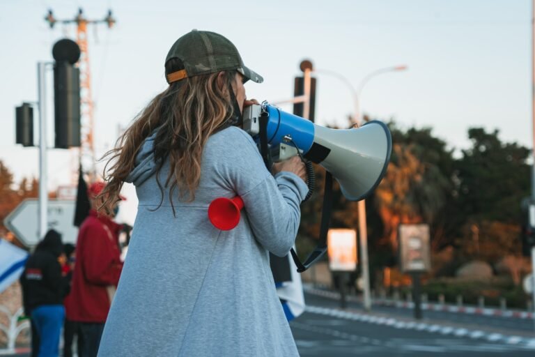 a woman drinking from a bottle, Herramientas para difundir tu estrategia de comunicación