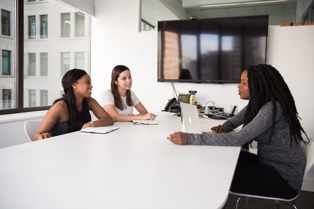 Agile aplicada en otros campos, three women sitting at the table