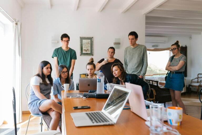 productividad personal, Group of People Watching on Laptop