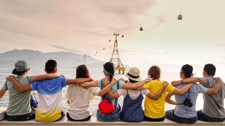 Comunicación Ágil, people holding shoulders sitting on wall