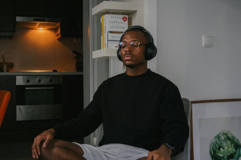 Mindfulness y Productividad, a man sitting in a chair wearing headphones