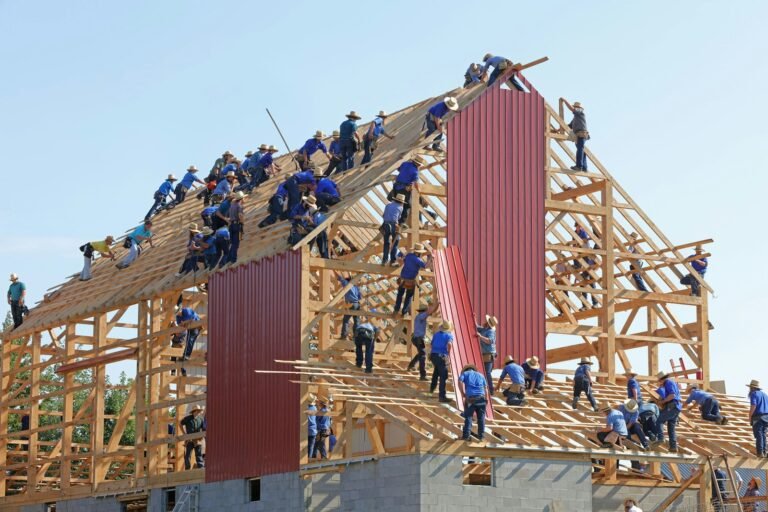 aumentar la productividad, people building structure during daytime