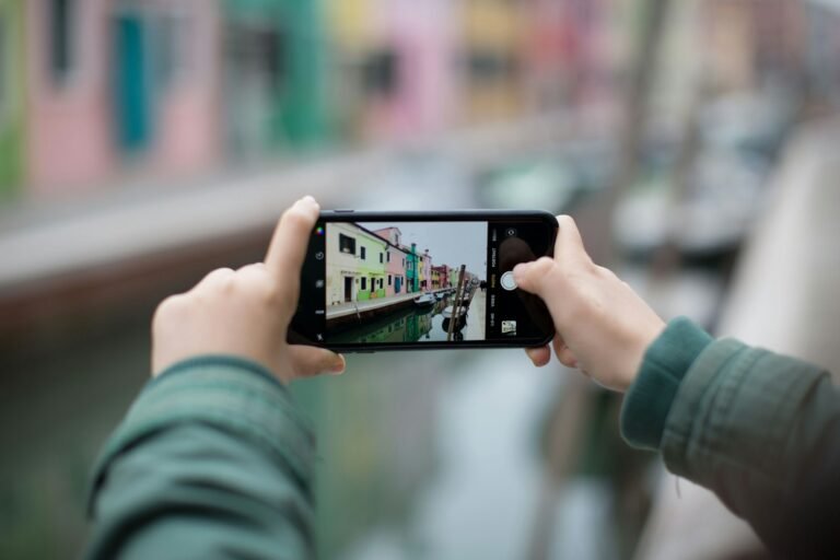 fotos profesionales con tu celular, person taking photo in shallow photography