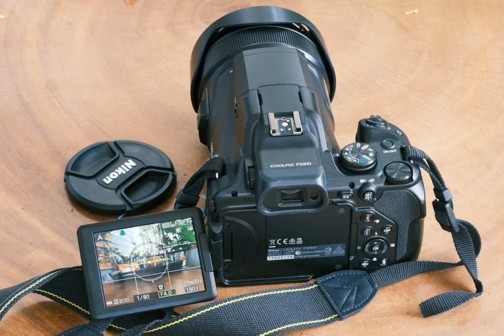 reglas principales de la fotografía, a camera with a lens attached to it sitting on a table
