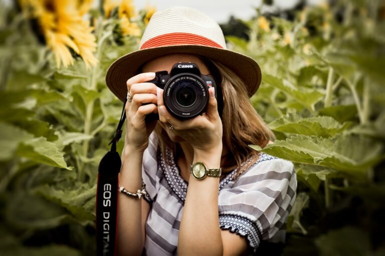 reglas principales de la fotografía, woman taking photo of plants