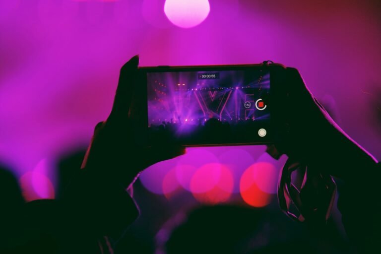 videos profesionales con tu celular, person taking photo of studio with pink strobe lights