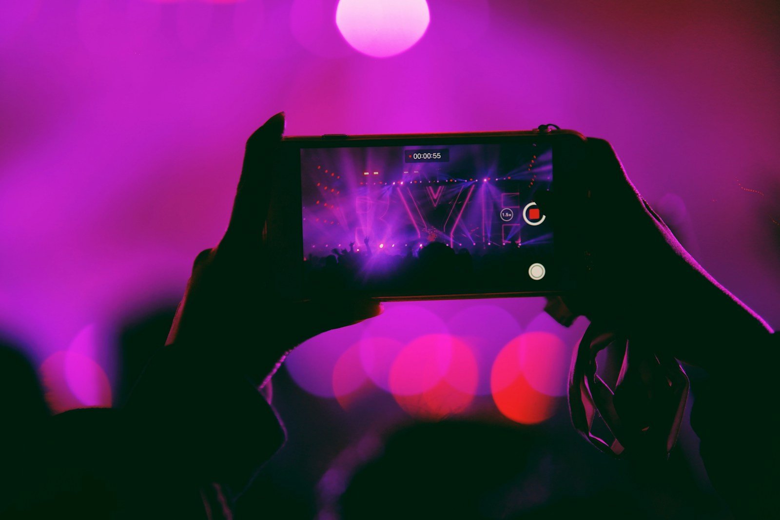 videos profesionales con tu celular, person taking photo of studio with pink strobe lights
