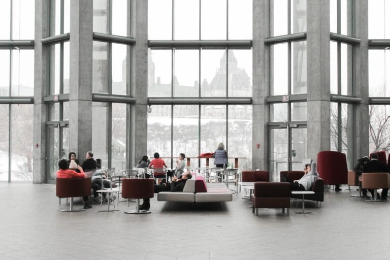 comunicación interna, Spacious lounge with modern decor and large windows showcasing a snowy Ottawa view.