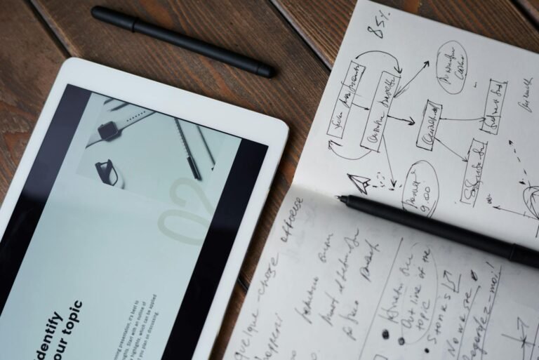 embudo de ventas, Digital and handwritten brainstorming tools on a wooden desk, ideal for business and study contexts.