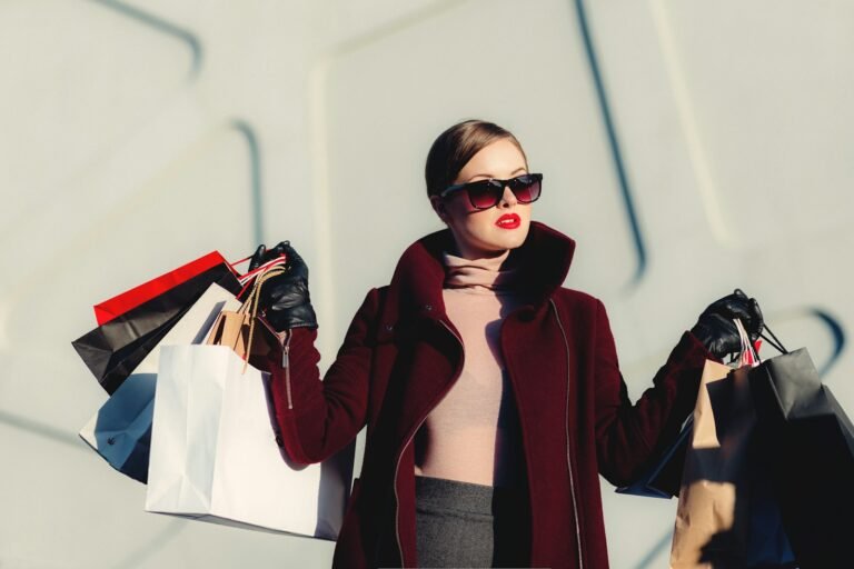 FOMO en marketing, photo of woman holding white and black paper bags