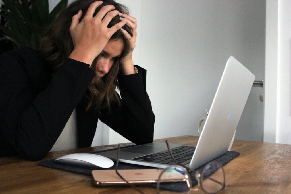 roles en marketing digital, a woman sitting in front of a laptop computer