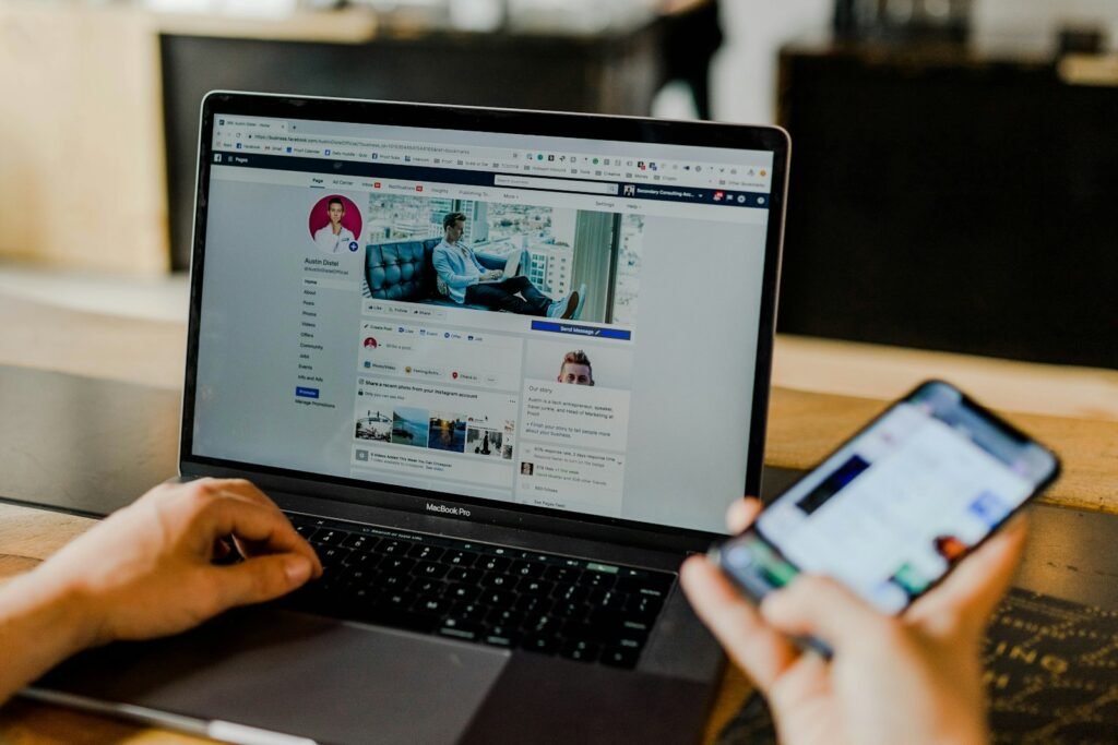 auditoría de marketing digital, person using both laptop and smartphone