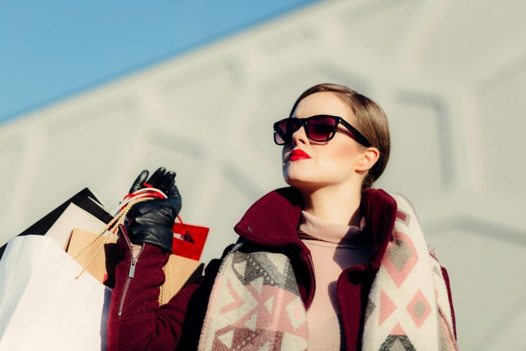 FOMO en marketing, shallow focus photography of woman holding shopping bags during day