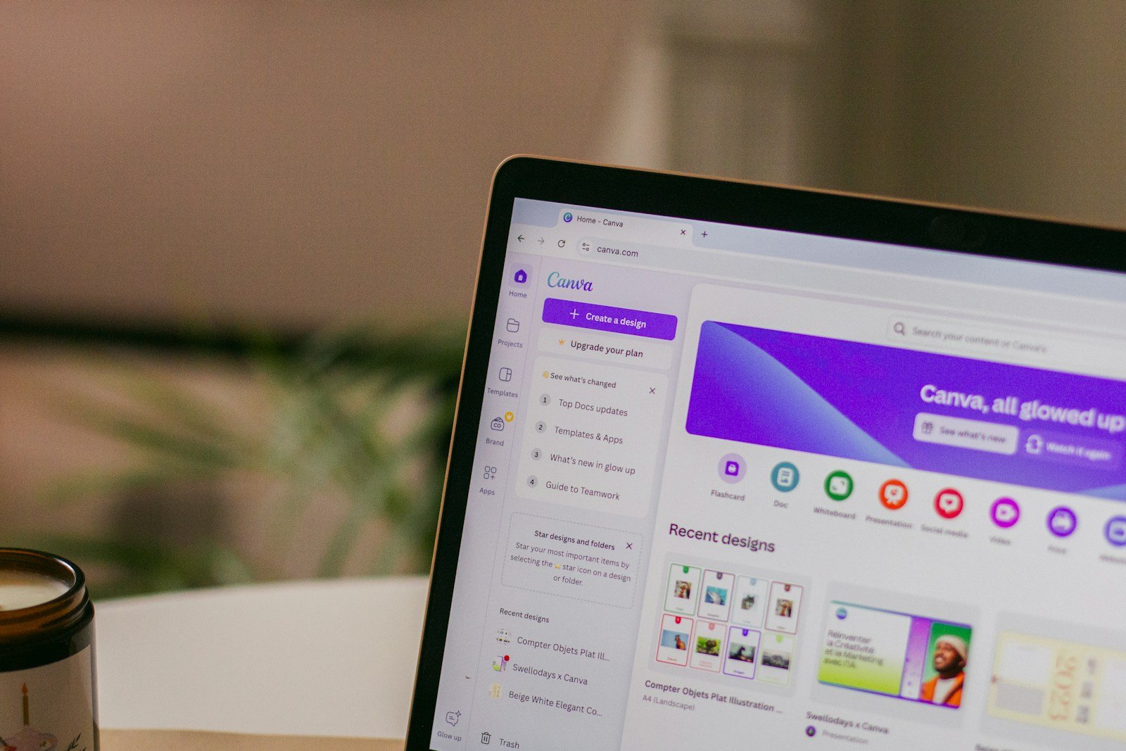 cómo usar Canva, A laptop computer sitting on top of a wooden table