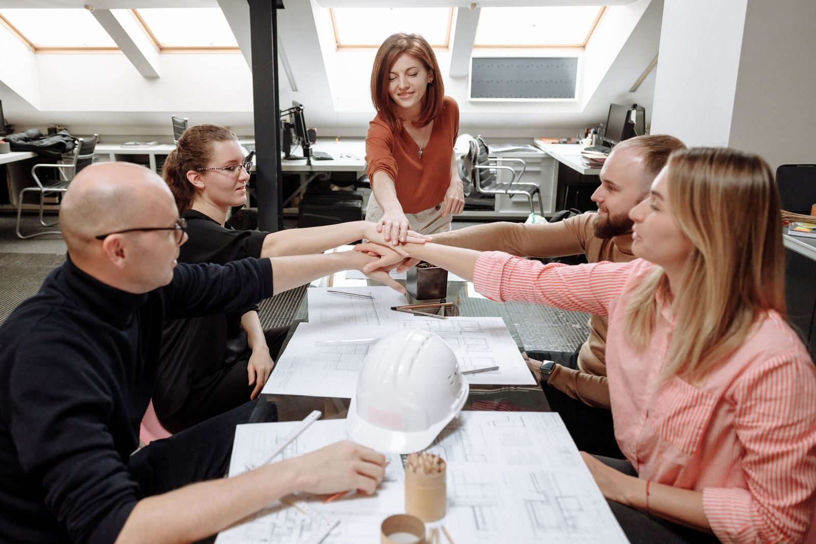 Liderazgo colaborativo, Architects collaborate on project plans in a modern office setting.
