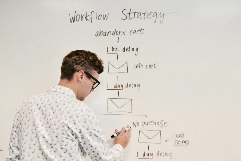 comunicación estratégica, man writing on whiteboard