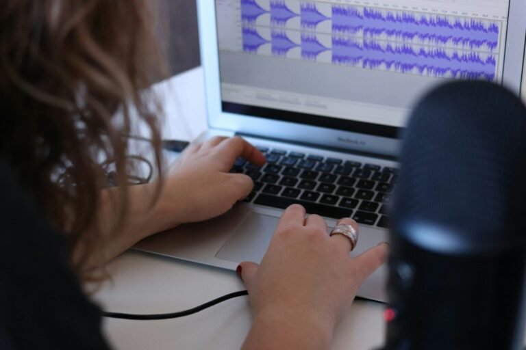 plataformas para organizar entrevistas, woman using MacBook Air in room