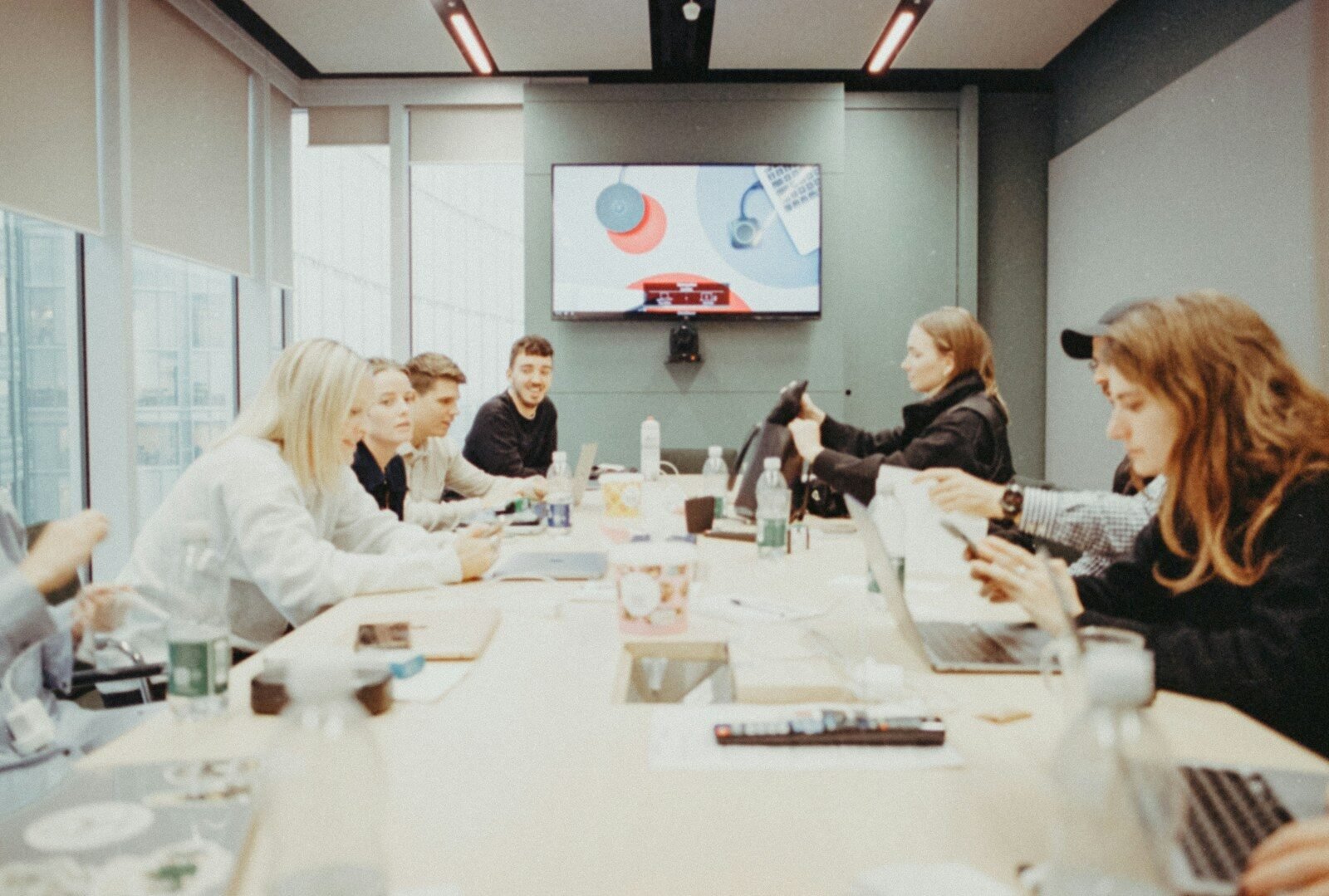 comunicación estratégica en la alta dirección, a group of people sitting around a conference table
